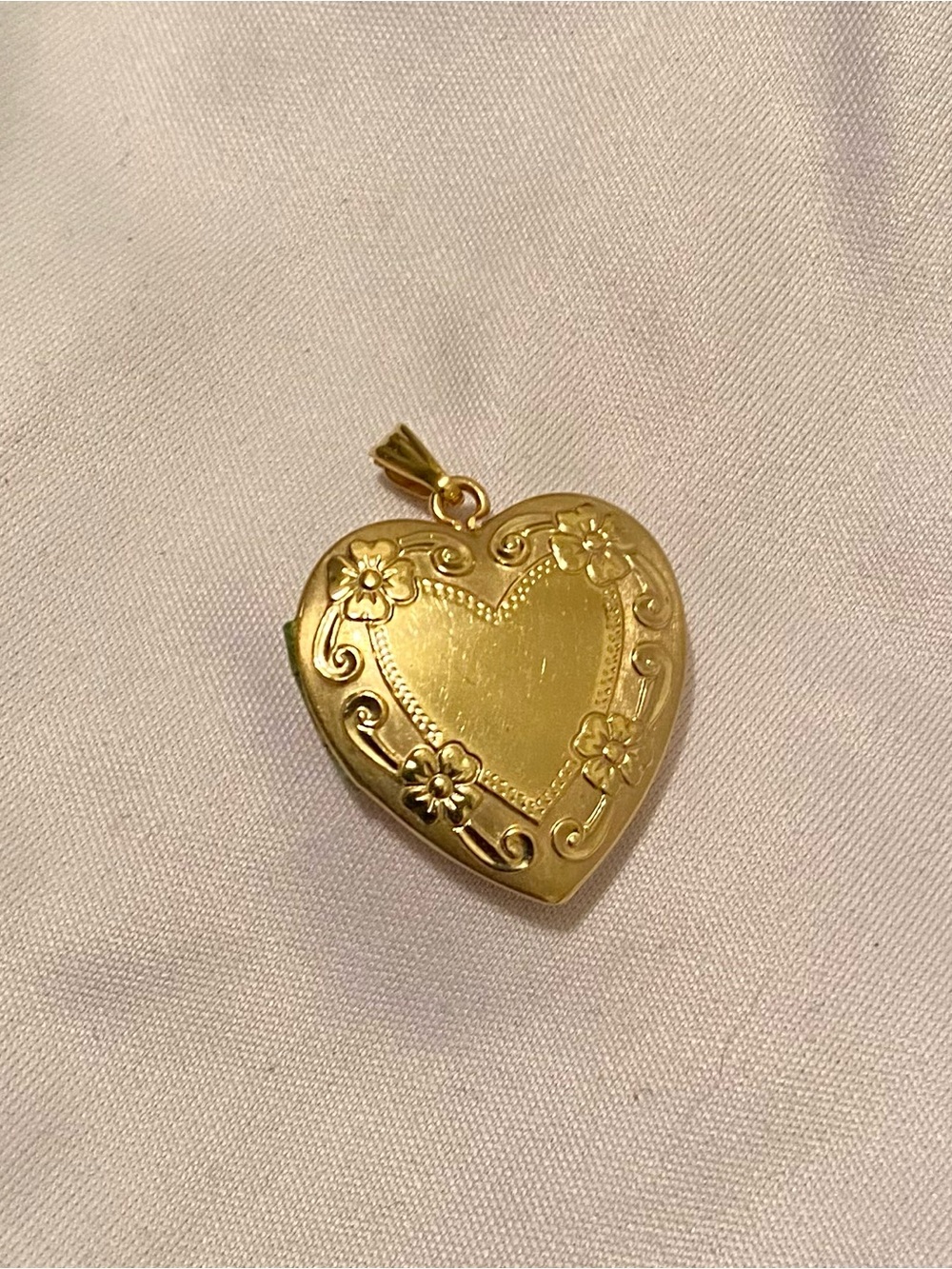 Vtg Solid 14K Gold Heart Locket Engraved Floral Shield Pendant Appx 5g Authentic - Picture 13 of 16